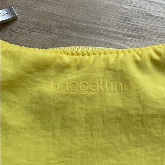 Baggallini Sunny Yellow Crossbody Bag - Picture 2 of 9